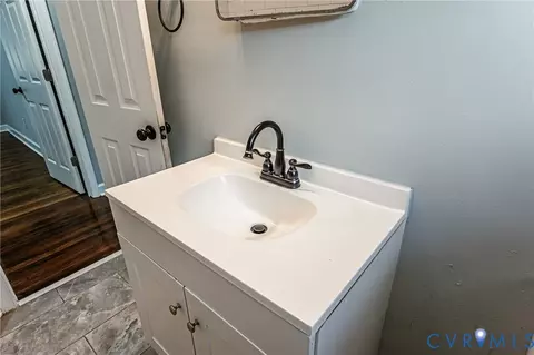 Bath - 2103 Warwick Ave, Richmond, VA 23224 photo 5 of 9