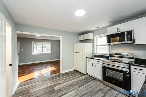 Kitchen - 2103 Warwick Ave, Richmond, VA 23224 photo 5 of 7