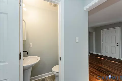 Bath - 2103 Warwick Ave, Richmond, VA 23224 photo 6 of 9