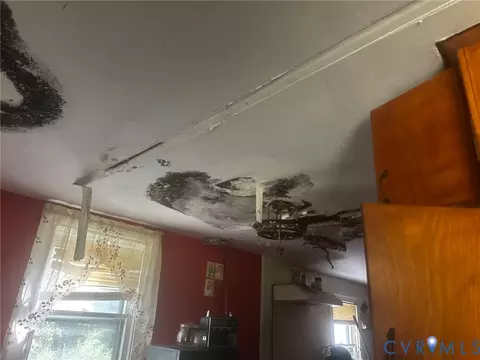 Entry Way - 79 Syringa Rd, Topping, VA 23169 photo 2 of 3