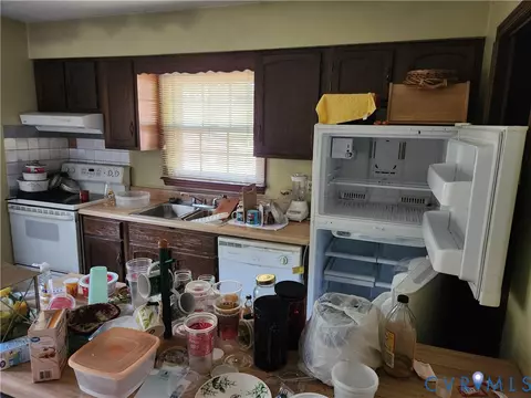 Kitchen - 11236 Forestwind Dr, Midlothian, VA 23112 photo 2 of 2