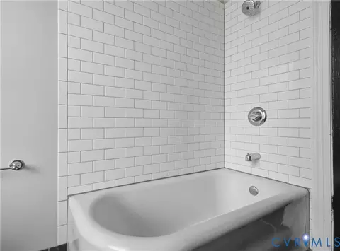 Bath - 2101 5th Ave, Richmond, VA 23222 photo 2 of 6