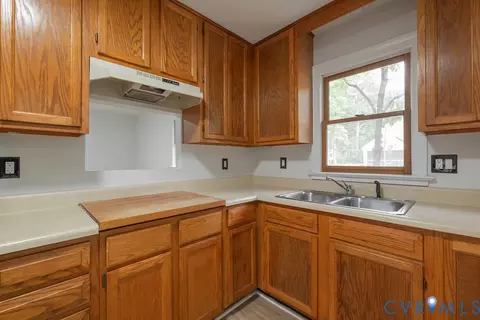Kitchen - 11840 Winfore Dr, Midlothian, VA 23113 photo 5 of 6