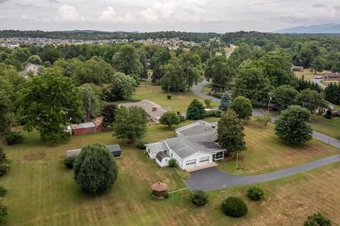 3014 Hampton Dr, Waynesboro, VA 22980 photo 1