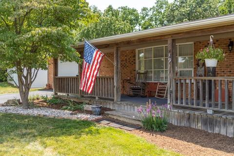 19 Brighton Ct, Stuarts Draft, VA 24477 photo 2