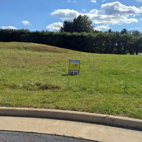 124 Community Dr, Waynesboro, VA 22980