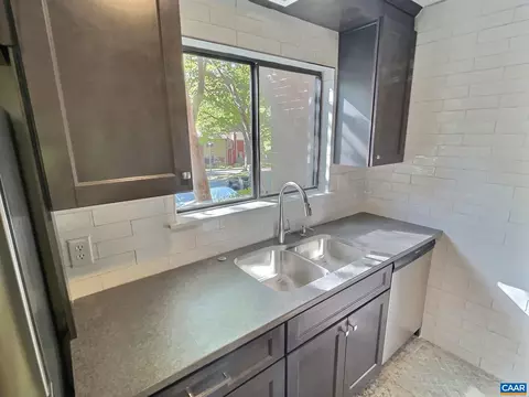 974 Sutton Ct, Charlottesville, VA 22901 photo 4