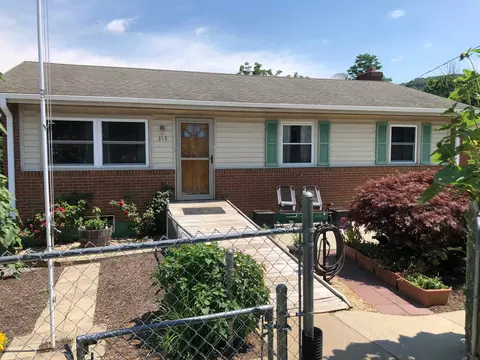 315 Commodore St, Staunton, VA 24401 photo 1