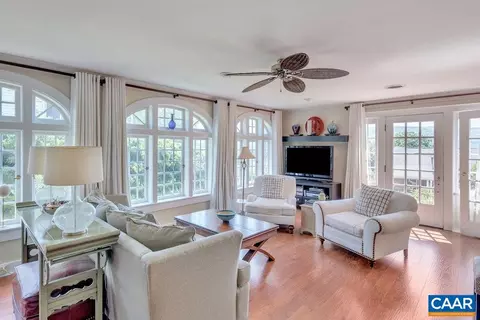 665 Walnut Ave, Waynesboro, VA 22980 photo 2