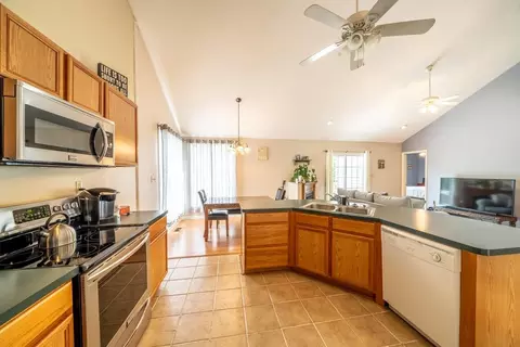 596 Elm St, Broadway, VA 22815 photo 4