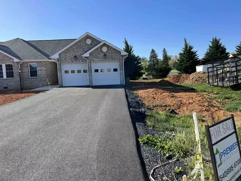 18 Meriwether Cir, Stuarts Draft, VA 24477 photo 2