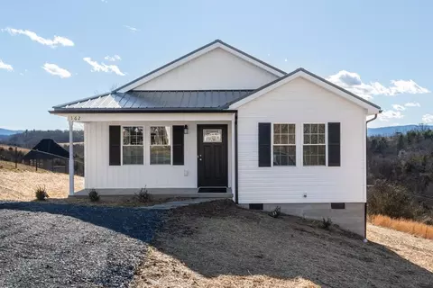 162 Greenview Dr, Staunton, VA 24401