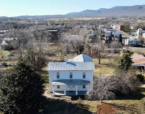 509 5th St, Shenandoah, VA 22849