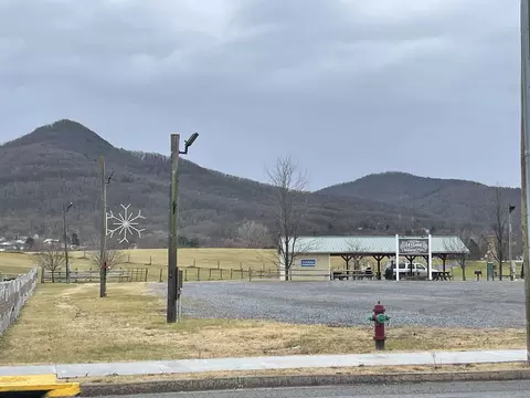 361 E Main St E, Stanley, VA 22851 photo 2