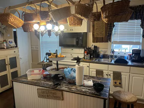 361 E Main St E, Stanley, VA 22851 photo 3