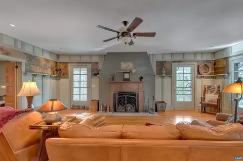 2761 James River Rd, Howardsville, VA 24562