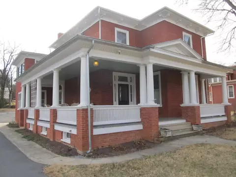 1048 W Beverley St W, Staunton, VA 24401