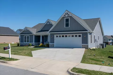 24 Oakbridge Dr, Waynesboro, VA 22980