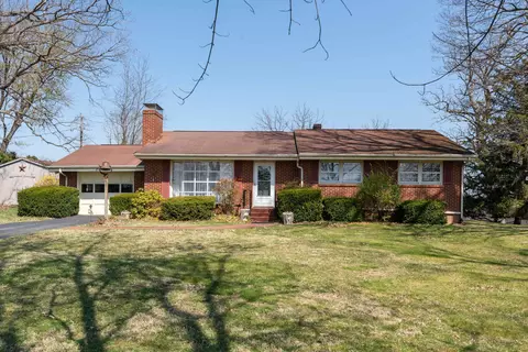 811 New Hope Rd, Staunton, VA 24401