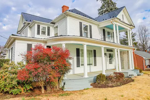 477 Locust Ave, Waynesboro, VA 22980