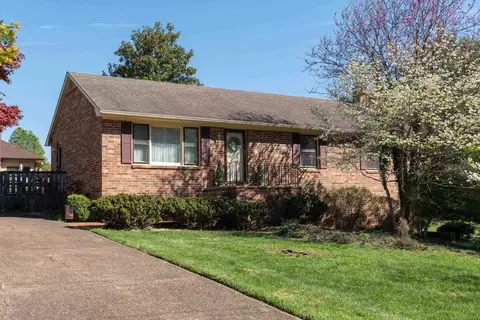 21 College Cir, Staunton, VA 24401