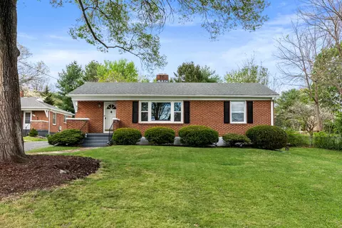 809 Skymont Rd, Staunton, VA 24401