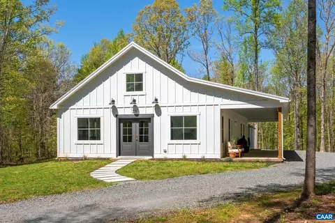 271 Hawks Crest Ln, Scottsville, VA 24590