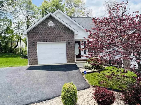 200 Collinswood Dr, Staunton, VA 24401