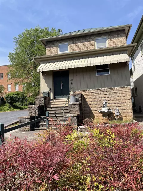 122 N Lewis St N, Staunton, VA 24401