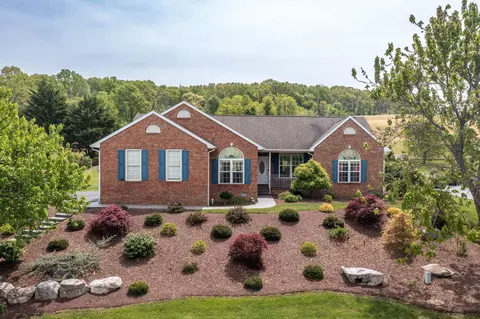 27 Fairfield Dr, Staunton, VA 24401