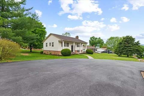278 4th St, Broadway, VA 22815