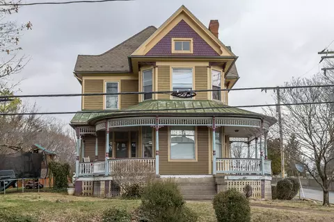 1301 W Beverley St W, Staunton, VA 24401