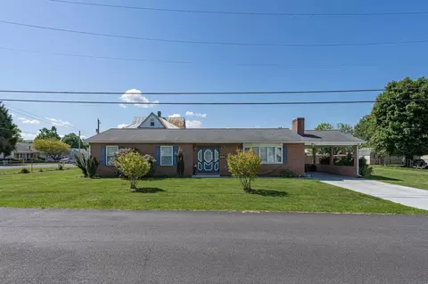 204 E St E, Elkton, VA 22827