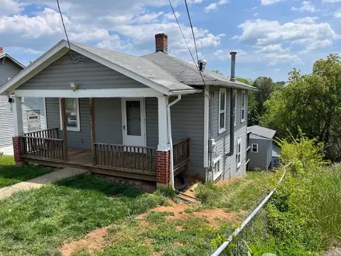 121 S Waverley St S, Staunton, VA 24401