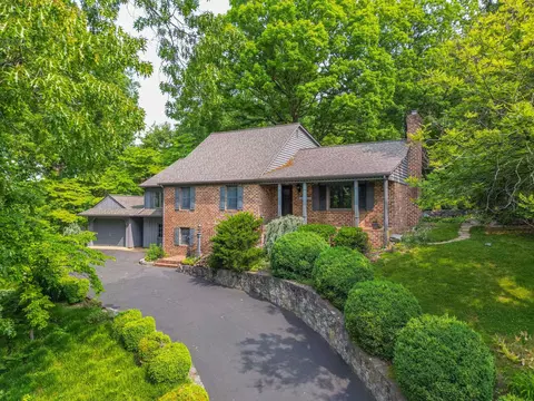 213 Oak Ridge Cir, Staunton, VA 24401