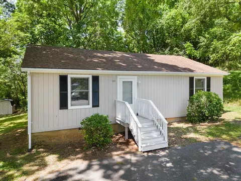 551 Hull St, Staunton, VA 24401