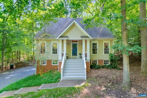 9 Colonial Rd, Palmyra, VA 22963