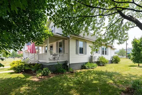 424 Arch Ave, Waynesboro, VA 22980 photo 3