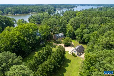 478 Gayle Ln, Mathews, VA 23109