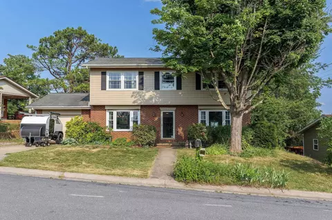 1412 Pleasant View St, Staunton, VA 24401