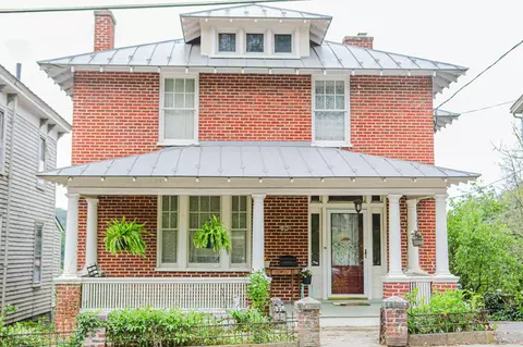 832 W Beverley St W, Staunton, VA 24401