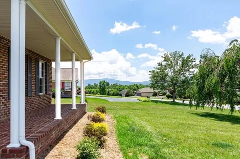 86 Gloucester Rd, Stuarts Draft, VA 24477 photo 8