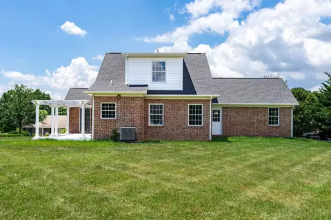 86 Gloucester Rd, Stuarts Draft, VA 24477 photo 3
