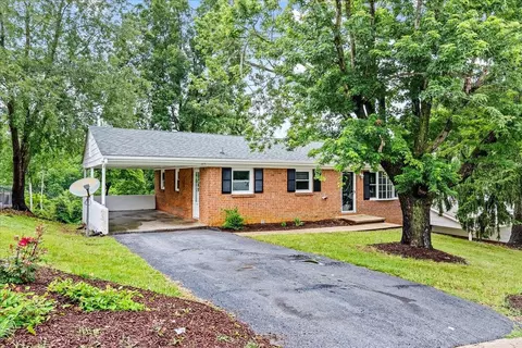 322 Monument Dr, Staunton, VA 24401