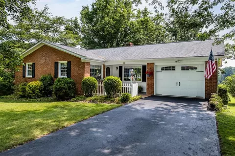 62 Briarwood Cir, Staunton, VA 24401