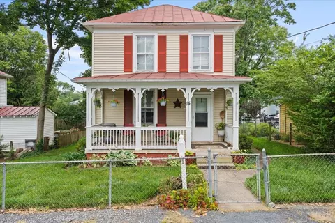 14 Dover St, Staunton, VA 24401