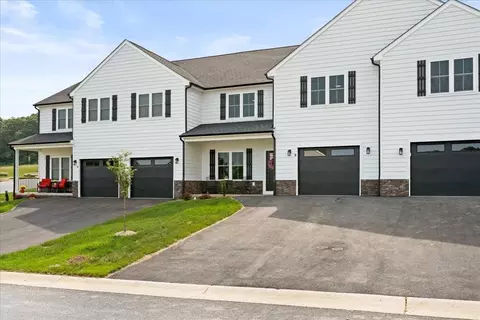 8 Ashwood Ln, Staunton, VA 24401