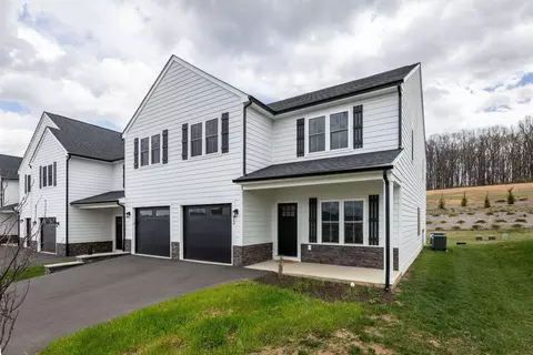 12 Ashwood Ln, Staunton, VA 24401
