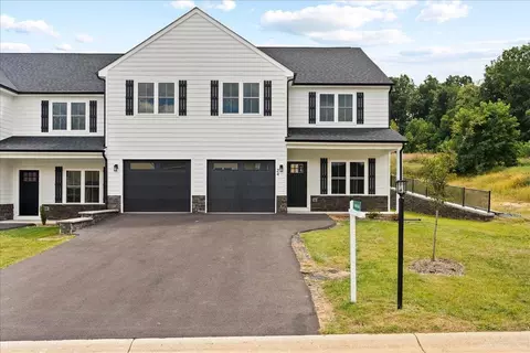 24 Ashwood Ln, Staunton, VA 24401