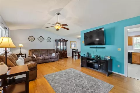 104 Iris Dr, Waynesboro, VA 22980 photo 3